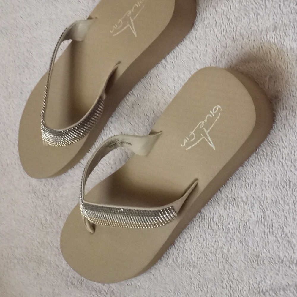 NWOT Blue Fin Wedge Thong Sandals - Picture 6 of 11